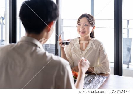 一對夫婦享受葡萄酒 128752424