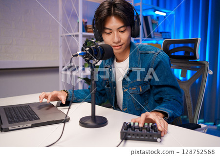 Host Coordinates Podcast Workflow Host Coordinates Podcast Workflow 128752568