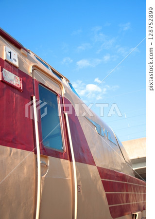 489系列車的國鐵標誌在藍天下閃閃發光（石川縣_土肥原伯尼特廣場） 128752899