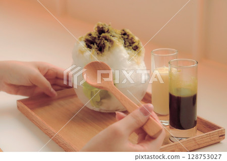 Matcha shaved ice and toppings at a Japanese cafe 128753027