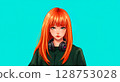 脖子上掛著耳機的女孩 128753028