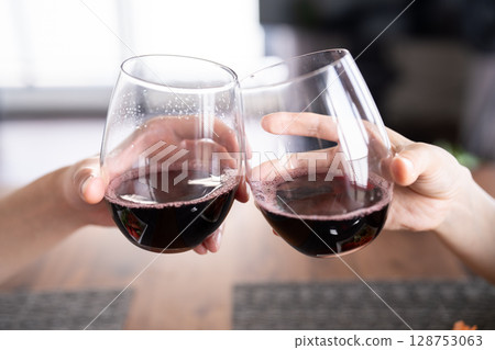 一對夫婦用紅酒敬酒 128753063