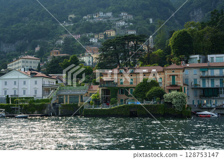 Villas on the shores of Lake Como, Italy. 128753147
