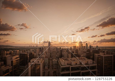 從岩石上俯瞰黃昏時的市中心 128753226