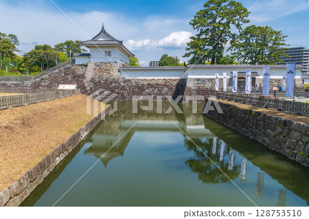 View of the copper gate, square-shaped inner partition gate, from the guardhouse ruins of Odawara Castle View of the copper gate, square-shaped inner partition gate, from the guardhouse ruins of Odawara Castle 128753510