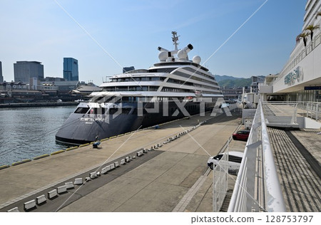 遊輪「SCENIC ECLIPSE II」停泊在神戶港 128753797