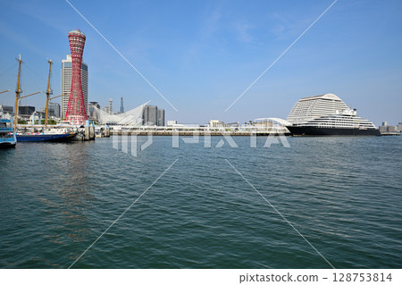Cruise ship SCENIC ECLIPSE II anchored in Kobe Port 128753814