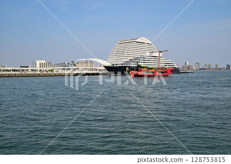 Cruise ship SCENIC ECLIPSE II anchored in Kobe Port 128753815