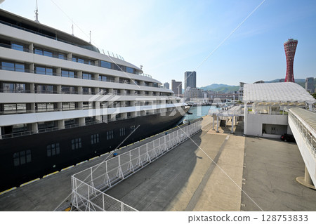 Cruise ship SCENIC ECLIPSE II anchored in Kobe Port 128753833