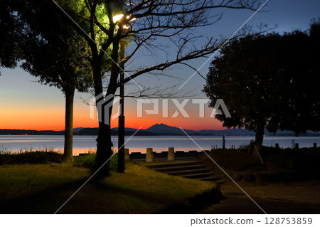 Romantic Ibaraki (The "magic hour" when the sky changes from red to blue highlights Lake Kasumigaura and Mount Tsukuba.) Namegata City, Tamatsukuri Romantic Ibaraki (The "magic hour" when the sky changes from red to blue highlights Lake Kasumigaura and Mount Tsukuba.) Namegata City, Tamatsukuri 128753859