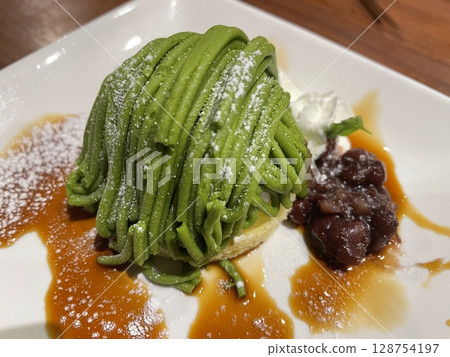 Matcha Mont Blanc 128754197