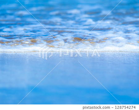 從低角度看到的 Koigaura 海灘的海浪細節 128754274