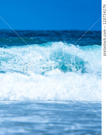 A vertical shot of the waves at Koigaura Beach 128754276