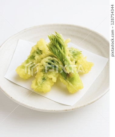 Aralia buds tempura - Spring wild vegetable dish 128754344