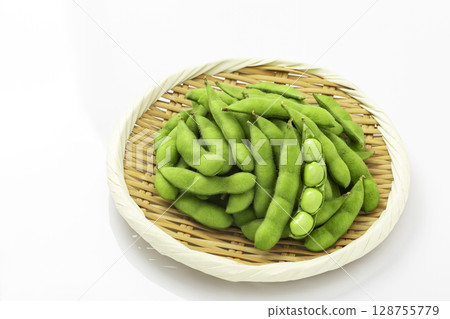 白色背景中，用濾鍋盛裝的毛豆 128755779