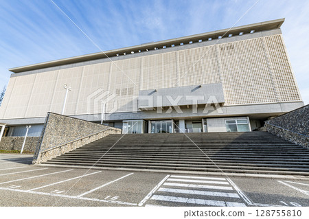 新潟縣新潟市陽光明媚的日子裡的新潟縣民中心 128755810