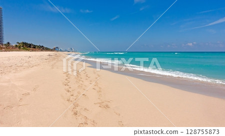 Sunny beach in Florida with turquoise sea 128755873