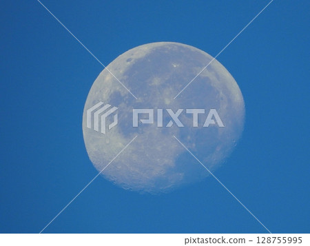 月亮依然掛在清晨晴朗的天空 128755995
