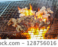 鮮嫩多汁的肉，搭配熾熱的火焰 128756016