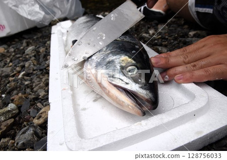 Filleting salmon with a knife (shake, shake, sake) Filleting salmon with a knife (shake, shake, sake) 128756033