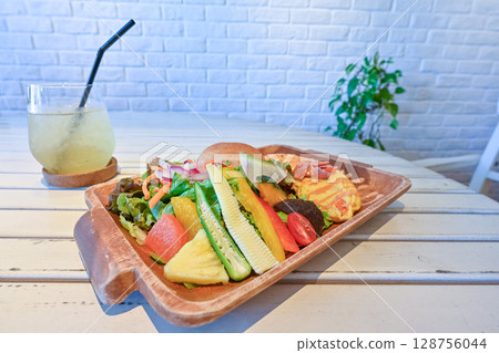 A healthy omelette lunch with colorful vegetables as the main dish 128756044