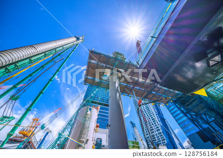 7月20日，日本東京城市景觀。酷熱難耐……巨型重型機械排成一列……再見，澀谷站西口。全面動工。 128756184