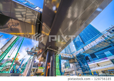 7月20日，日本東京城市景觀。酷熱難耐……巨型重型機械排成一列……再見，澀谷站西口。全面動工。 128756185