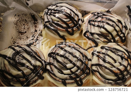 Sinabon buns Cinnabon with cream and chocolate fudge. Top view 128756721