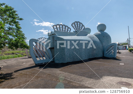A unique public toilet with a mudskipper motif (Ogi City, Saga Prefecture) A unique public toilet with a mudskipper motif (Ogi City, Saga Prefecture) 128756910