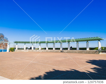 橫濱公園可欣賞到港口的景色 128757836