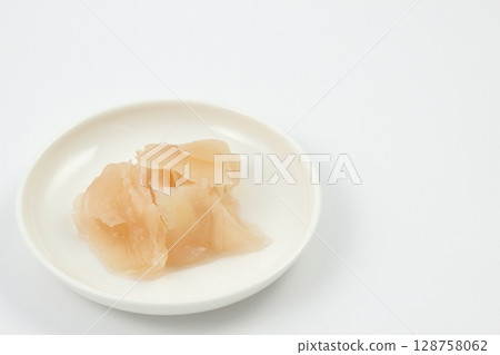 簡單的醃漬薑（gari），一道讓你的餐桌變得亮麗的菜餚 128758062