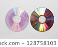 DVD 光碟在接合處裂成兩半 128758103