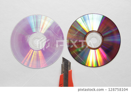 DVD 光碟在接合處和切割邊緣處被一分為二 128758104