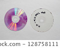 被分成兩半並移除記錄層後的 DVD 光碟 128758111