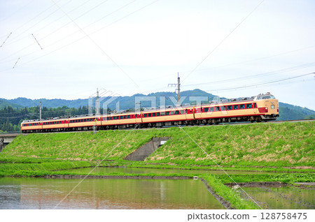 北越特快北北線魚沼Hills~六日町 JR東日本485系列T18列車(新潟)集團 北越特快北北線魚沼Hills~六日町 JR東日本485系列T18列車(新潟)集團 128758475