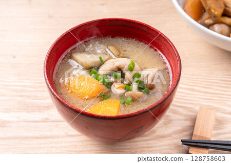Chicken and root vegetable miso soup 128758603