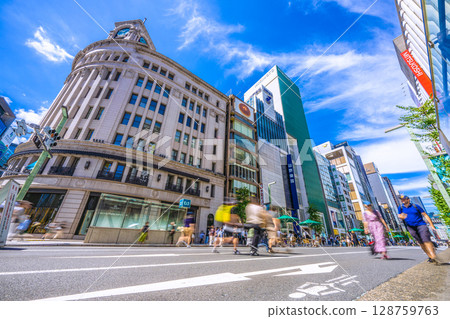 七月的東京街景。酷暑難耐…入境旅遊持續進行…銀座擠滿外國遊客…=20日，Hokoten 128759763