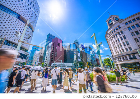 Tokyo cityscape in July. Extreme heat... Inbound tourism continues... Ginza bustling with foreign tourists... = 20th, Hokoten Tokyo cityscape in July. Extreme heat... Inbound tourism continues... Ginza bustling with foreign tourists... = 20th, Hokoten 128760100