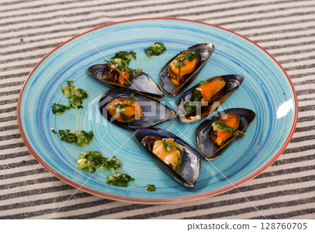 Mussels with lemon sauce is tasty dish 128760705