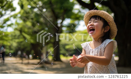 戴著草帽的微笑的女孩 戴著草帽的微笑的女孩 128761225