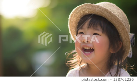 戴著草帽的微笑的女孩 戴著草帽的微笑的女孩 128761226