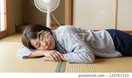 Taking a nap in a breezy Japanese-style room on a calm Japanese summer afternoon 128761520