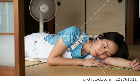 Taking a nap in a breezy Japanese-style room on a calm summer's day in Japan 128761521
