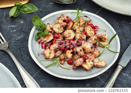 A plate of fried shrimp, barbecue shrimps prawns. 128761535
