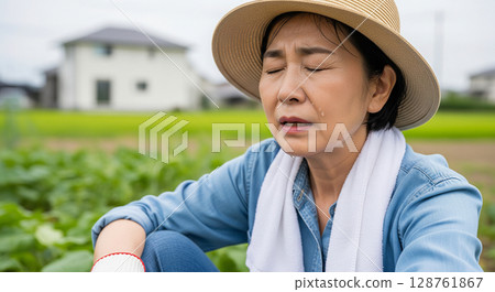 Sweaty elderly woman: heat stroke while working in the fields 128761867