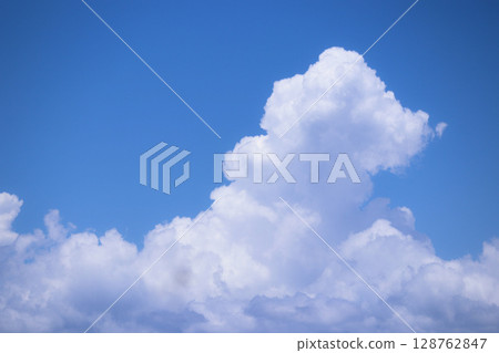 夏日天空高聳的積雨雲 夏日天空高聳的積雨雲 128762847