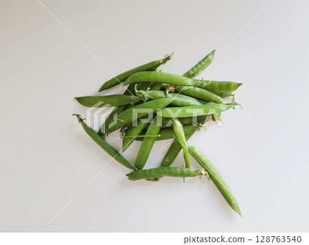 Heap of fresh peas isolated on white backgroound 128763540