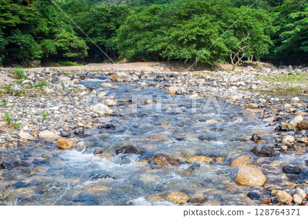 清涼風景 清涼的溪流(三重縣四日宮妻峽) 清涼風景 清涼的溪流(三重縣四日宮妻峽) 128764371