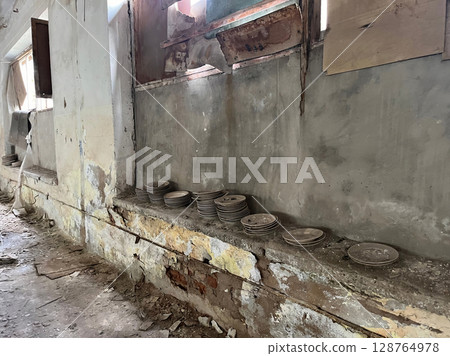 Faded Grandeur: The Charm of Aging Interiors Faded Grandeur: The Charm of Aging Interiors 128764978