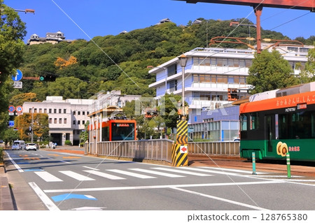 [愛媛縣]從松山市政府前面看到的秋天的松山城和伊予鐵列車 128765380